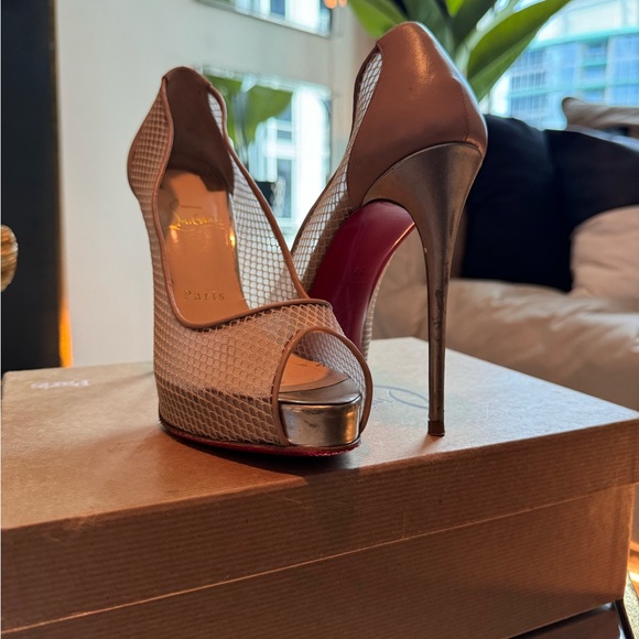 Christian Louboutin Very Rete Gold
Tan Mesh Peep Toe Pump size 38 - Picture 8 of 8